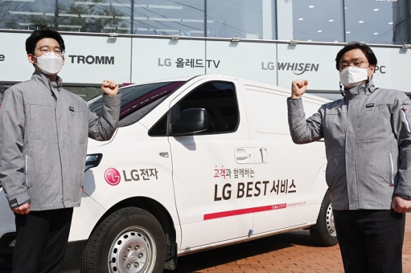 LG전자는 두 명의 엔지니어가 팀을 이룬 2인 전담 서비스를 확대 운영하며 고객에게 보다 빠른 서비스를 제공하고 있다. 서비스 엔지니어들이 2인 전담 서비스를 위한 차량 앞에서 포즈를 취하고 있다. (사진=LG전자)