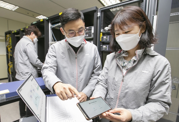 대전 KT대덕제2연구센터에서 연구원들이 '양자 하이브리드 기술'을 시연하는 모습. (사진=KT)