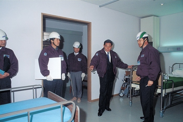 1993년 병원 건설 현장을 방문한 이건희 삼성 회장. (사진=삼성)