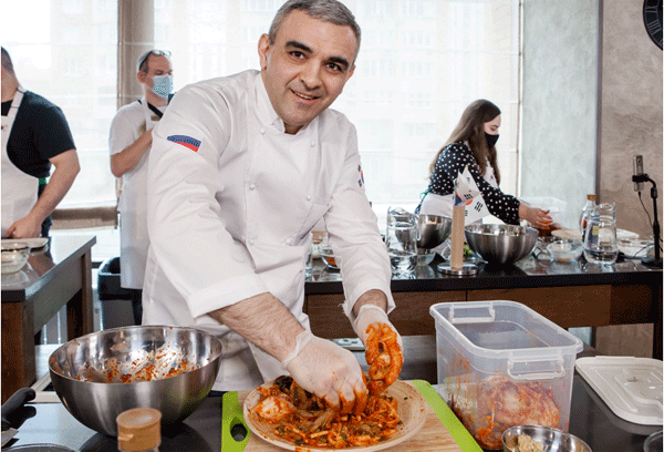 지난 4월29일 러시아 모스크바에서 열린 김치 요리교실에 참가한 현지 요리사가 김치를 활용한 음식을 만들고 있다. (사진=한국농수산식품유통공사) 