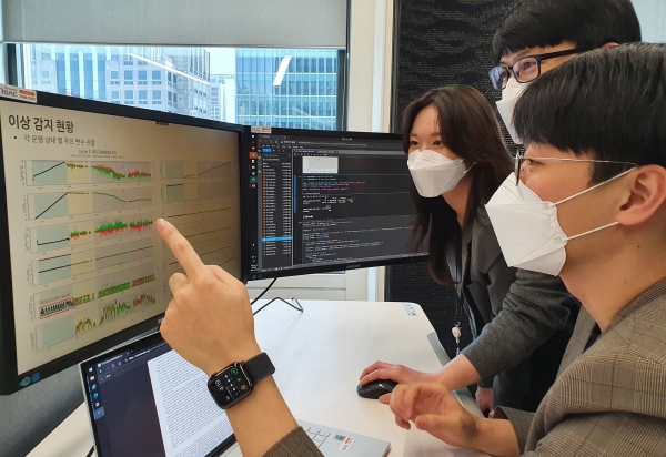 SK이노베이션 구성원들이 서울 종로구 SK서린빌딩에서 배터리 모니터링 데이터를 살펴보고 있다. (사진=SK이노베이션)