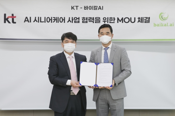 업무협약식에 참석한 윤기현 바이칼AI 대표이사(왼쪽)와 임채환 KT AI·DX플랫폼사업본부장의 모습. (사진=KT)
