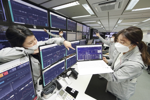 서울 영등포구 kt미디어센터에서 연구원들이 미디어 플랫폼을 관제하는 모습. (사진=KT)