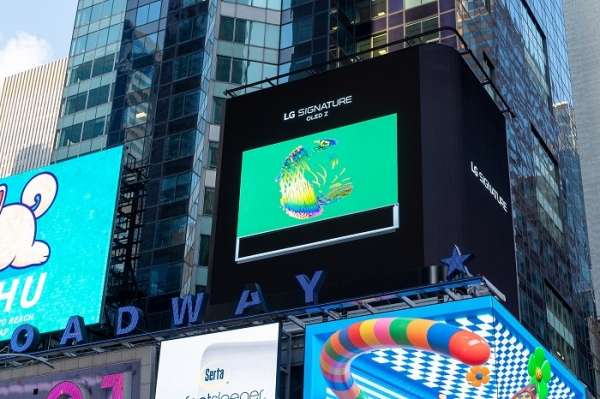 LG전자가 현지시간 23일 미국 뉴욕 맨헤트 타임스스퀘어와 영국 런던 피카딜리광장에 있는 LG전자 전광판에 LG 시그니처를 주제로 한 3D 아트를 선보였다. 영상 속 제품은 LG 시그니처 올레드 TV (사진=LG전자)