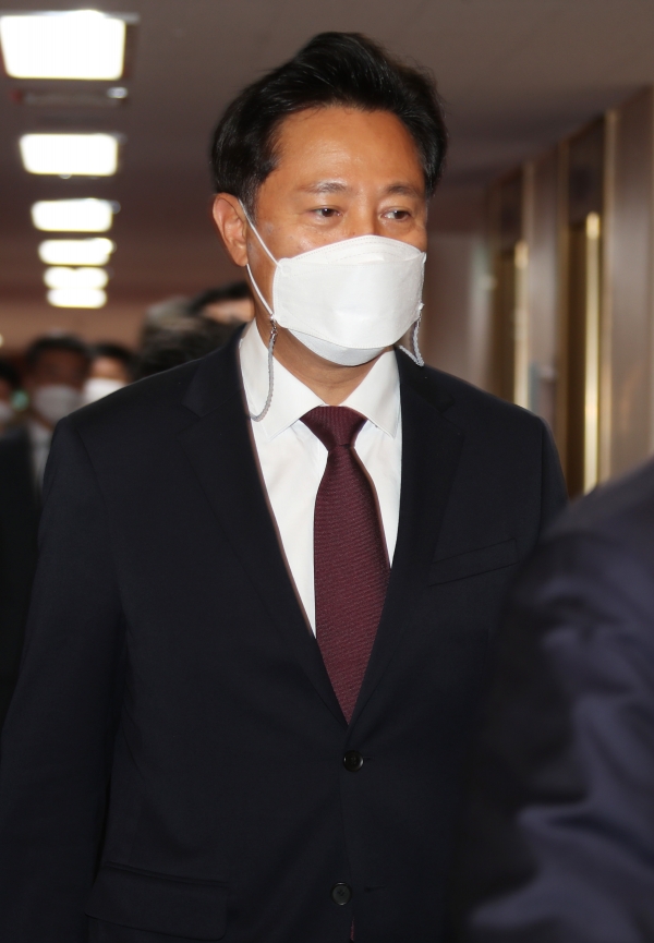 오세훈 서울시장이 25일 정부서울청사에서 열린 국무회의에 참석하고 있다. (사진=연합뉴스)