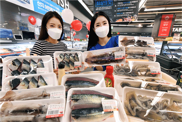 서울 마포구 홈플러스 월드컵점에서 모델들이 '바다의 날' 기념 국내산 생물 수산물 할인행사를 알리고 있다. (사진=홈플러스) 