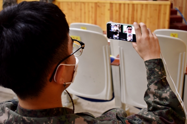 전남 진도군 육군 31사단 진도대대 장병들이 한화시스템 ‘장병사랑 진로·취업 멘토링’에 참여하고 있다. (사진=한화시스템)
