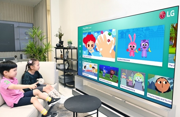 LG전자가 이달부터 LG TV에서 글로벌 교육 콘텐츠 구독 플랫폼인 하이브로(Highbrow) 서비스를 지원한다. 어린이들이 LG 올레드 TV로 교육 동영상을 시청하고 있다. (사진=LG전자)
