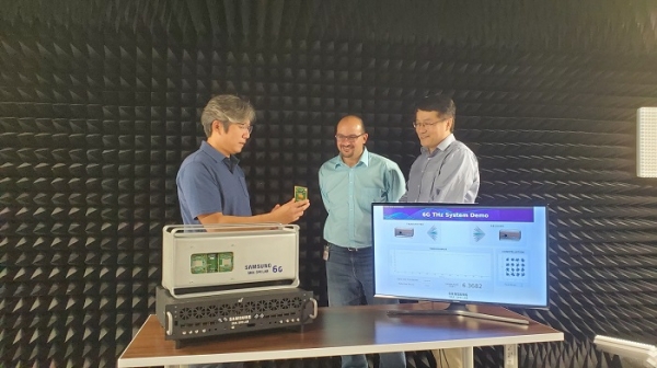 삼성전자의 삼성리서치 아메리카(SRA) 실험실에서 삼성전자 연구원들이 140 GHz 통신 시스템을 시연하고 있다. (사진=삼성전자)