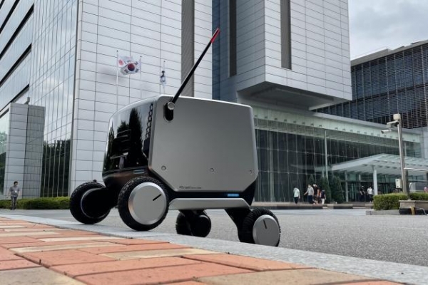 LG전자가 12일부터 3일간 강원도 강릉에서 열리는 국제로봇학회 '제18회 유비쿼터스 로봇 2021'에 참가해 실내 혹은 실외에 제한을 두지 않고 이동할 수 있는 통합배송로봇을 처음 공개했다. (사진=LG전자)