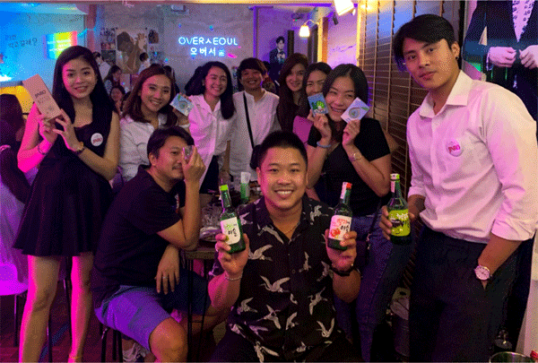 지난해 12월 '진로데이'가 열린 태국 방콕의 식당 '오버서울'에서 젊은 현지들이 '딸기에이슬' 등을 들어 보이고 있다. (사진=하이트진로) 
