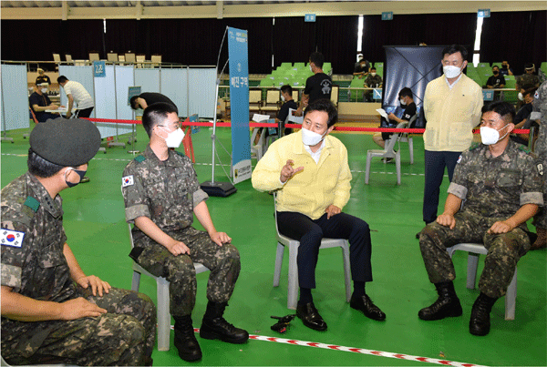 23일 오후 관악구 남현동 수도방위사령부를 찾은 오세훈 서울시장이 장병들과 이야기하고  있다. (사진=서울시) 