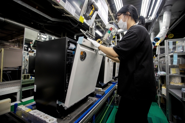 LG전자 직원들이 경남 창원시에 있는 식기세척기 생산라인에서 디오스 식기세척기 오브제컬렉션(모델명: DUBJ2EA)을 생산하고 있는 모습. (사진=LG전자)