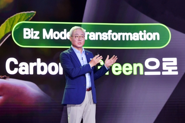 김준 SK이노베이션 총괄사장이 1일 서울 여의도 콘래드 호텔에서 진행된 '스토리데이' 행사에서 카본 투 그린(Carbon to Green)을 키워드로 한 비즈니스 전환 전략에 대해 소개하고 있다. (사진=SK이노베이션)