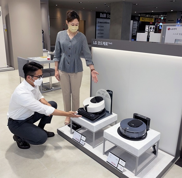 전자랜드 파워센터 타이푼점에서 고객들이 로봇청소기를 살펴보고 있다. (사진=전자랜드)