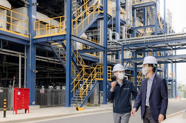 방문규 수출입은행장(오른쪽)이 충남 서산시에 소재한 대산그린에너지를 방문해 김영욱 대산그린에너지 대표이사(왼쪽)와 현장을 둘러보고 있다. (사진=수출입은행)