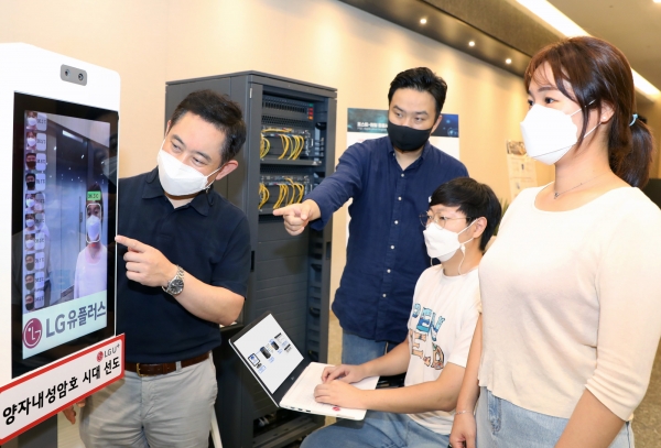 LG유플러스 직원들이 양자내성암호(PQC)로 보안을 강화한 안면인식서비스를 시험해보고 있는 모습. (사진=LG유플러스)