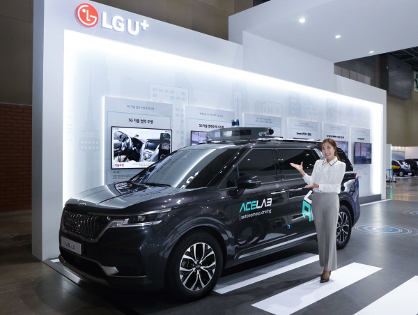 LG유플러스 모델이 행사 현장에서 5G 자율주행차를 알리는 모습. (사진=LG유플러스)