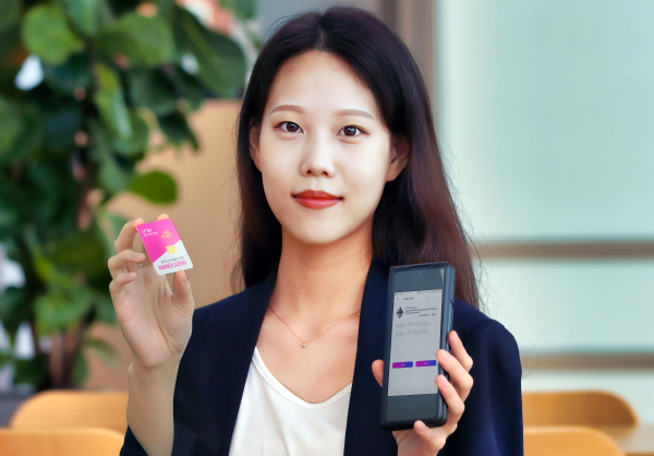 PUF 유심과 디지털지갑, 신분증 앱을 이용하는 모습. (사진=LG유플러스)