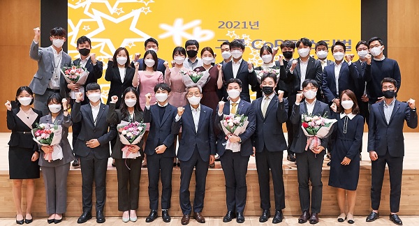 윤종규 KB금융그룹 회장(앞줄 왼쪽 여섯 번째)이 '2021 그룹 CoP 페스티벌' 참석자들과 기념촬영을 하고 있다. (사진=KB금융그룹)