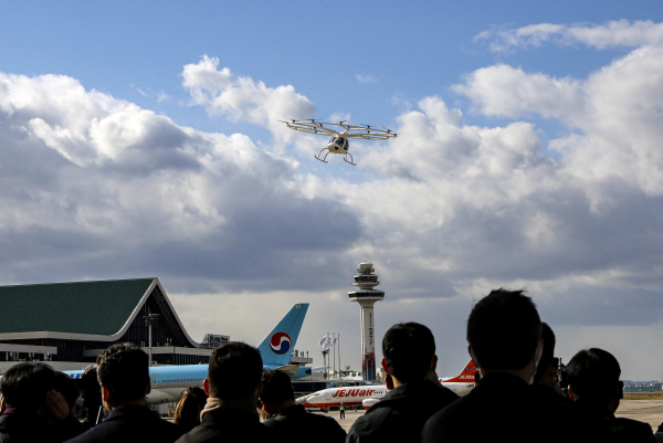 서울 강서구 김포비즈니스항공센터(SGBAC)에서 진행된 도심항공교통(UAM) 비행 시연 행사에서 볼로콥터가 시험비행을 하고 있다. (사진=연합뉴스)