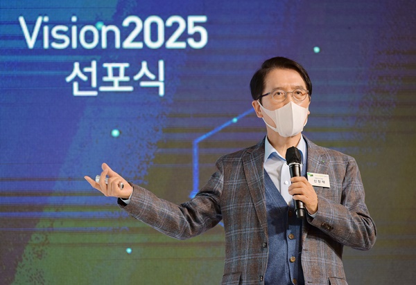 신창재 교보생명 회장이 28일 서울 광화문 교보생명 본사에서 열린 '비전2025 선포식'에서 발언하고 있다. (사진=교보생명)