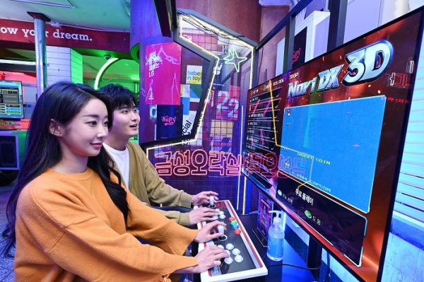 LG전자가 지난 10월 21일부터 12월 19일까지 힙스터들의 성지로 알려진 서울 성수동에 '금성오락실'을 연다. 모델들이 금성오락실에서 LG 올레드 TV로 게임을 즐기고 있다. (사진=LG전자)