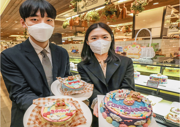 2일 오전, 서울 강남구 삼성동 현대백화점 무역센터점 지하 1층 식품관 해피베어데이 매장에서 직원들이 캐릭터 케이크를 보여주고 있다. (사진=현대백화점) 