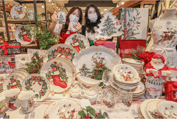 6일 오전 서울 강남구 현대백화점 압구정본점 지하 1층 윌리엄스 소노마 매장에서 직원들이 크리스마스 한정판 식기를 보여주고 있다. (사진=현대백화점그룹) 