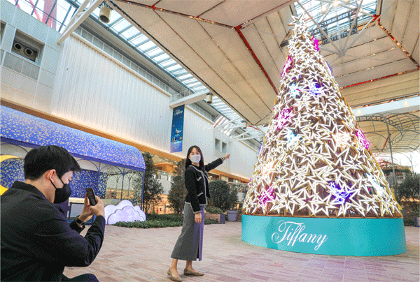 5일 서울 여의도 더현대 서울 5층 티파니 임시 매장에 설치된 크리스마스트리 앞에서 남녀가 사진을 찍고 있다. (사진=현대백화점)  