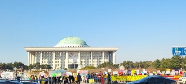 국회 앞에서 시위 중인 위례 호반 써밋 입주자 모습. (사진=독자 제공)