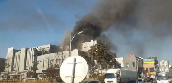21일 오후 3시 충북 청주시 청원구 오창읍 한 이차전지 제조 공장에서 큰 폭발음과 함께 불이 났다. (사진=충북소방본부)