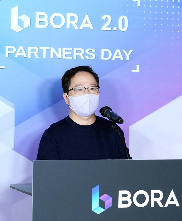 보라2.0 밋업데이에서 조계현 카카오게임즈 대표가 발표를 하고 있다. (사진=프렌즈게임즈)