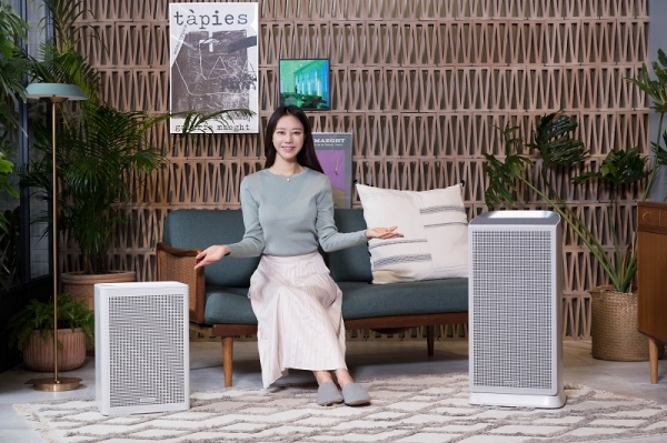 삼성 디지털프라자 강남본점에서 삼성전자 모델이 공기청정기 '블루스카이' 신제품을 소개하고 있다. (사진=삼성전자)