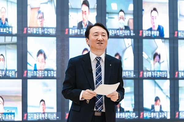 지난 30일 서울 중구 농협은행 본사에서 화상으로 진행된 '2022년 경영목표 달성 결의대회'에서 권준학 은행장이 발언하고 있다. (사진=NH농협은행)