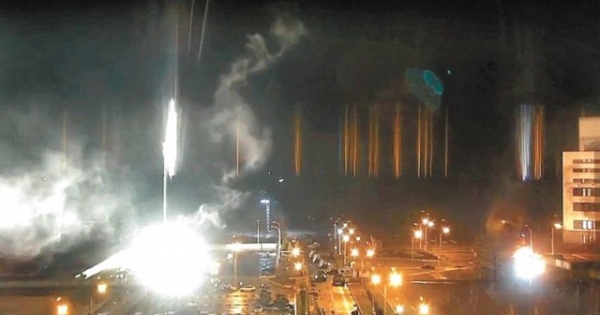 4일(현지 시간) 우크라이나 남부도시 자포리자의 원자력발전소에 러시아군이 쏜 포탄으로 보이는 섬광이 떨어지며 연기를 내뿜고 있다. 이 공격으로 원전 내 부대시설이 불탔다. (사진=우크라이나 전략통신정보보안센터 영상 캡쳐)