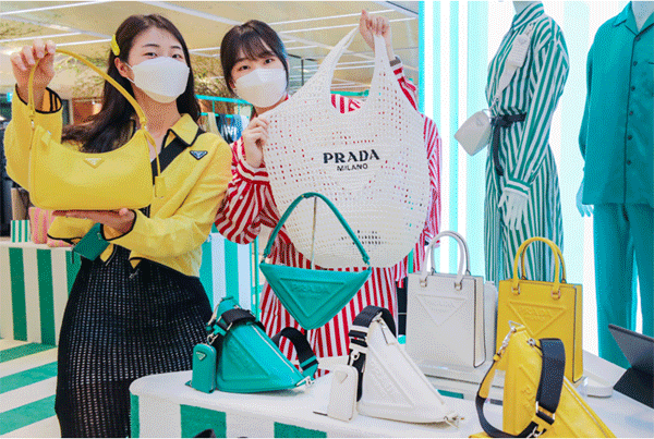 24일 서울 강남구 삼성동 현대백화점 무역센터점 1층 프라다 트로피코 임시 매장에서 직원들이 여름 신상품을 보여주고 있다. (사진=현대백화점)