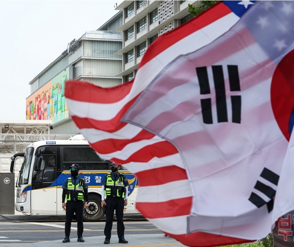 조 바이든 미국 대통령 방한을 하루 앞둔 19일 오전 서울 종로구 주한 미 대사관 앞에서 경찰이 경비를 서고 있다. (사진=연합뉴스)
