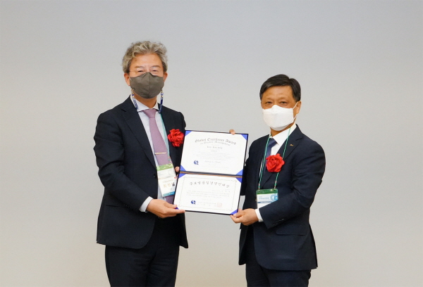 포스코 김학동 부회장(오른쪽)이 글로벌 품질경영인 대상을 수상했다. (사진=포스코)