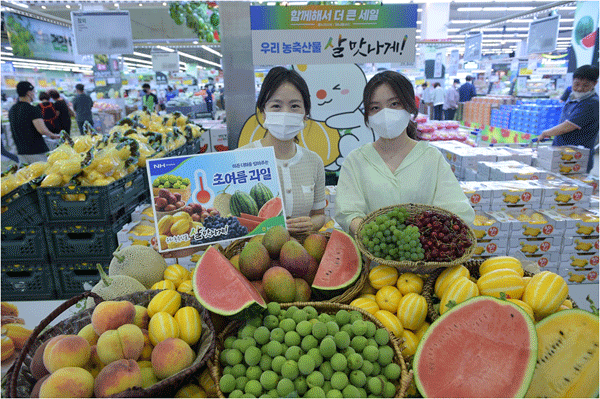 6일 서울 서초구 농협 하나로마트 양재점에서 모델들이 여름 제철 과일과 이색 과일을 보여주고 있다. (사진=농협유통) 