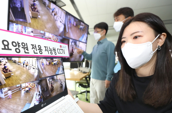 LG유플러스 직원들이 인공지능으로 영상 속 얼굴에 모자이크를 입힌 지능형CCTV 화면을 살펴보고 있는 모습. (사진=LG유플러스)