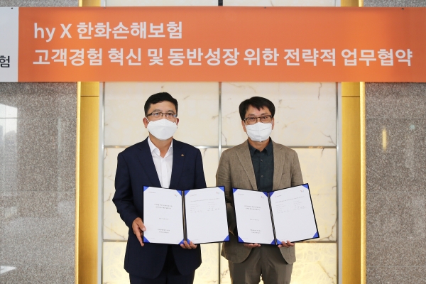 강성수 한화손해보험 대표이사(왼쪽)와 김병진 hy 대표이사가 MOU 체결 후 기념 촬영을 하고 있다. (사진=한화손보)