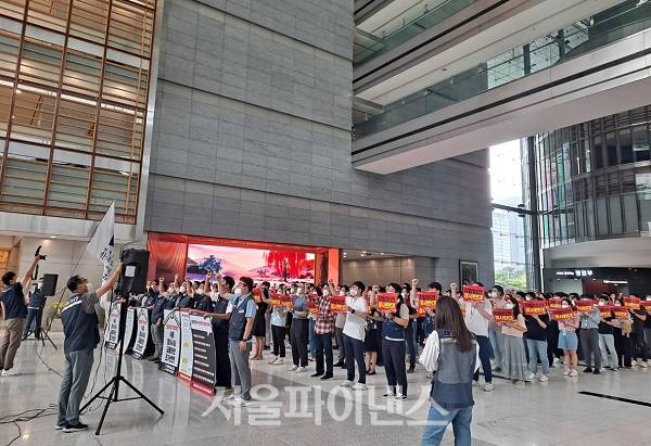 산업은행 노동조합원과 직원들이 22일 오전 서울 여의도 산업은행 본점 1층 로비에서 '부산이전 반대' 시위를 하고 있다. (사진=김현경 기자)