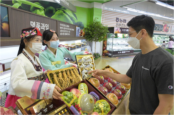20일 서울 서초구 농협 하나로마트 양재점에서 모델들이 추석선물세트 사전예약 행사를 알리고 있다. (사진=농협유통) 