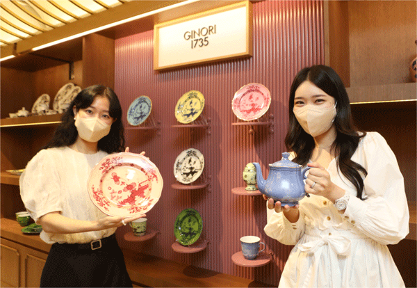 7월 31일 서울 중구 소공동 롯데백화점 본점 내 지노리 1735 매장에서 모델들이 도자기를 보여주고 있다. (사진=롯데백화점) 