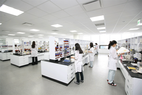 경기 성남시 분당구 판교로(삼평동) 코스맥스 연구혁신(R&I)센터에서 연구원들이 화장품을 개발하고 있다. (사진=코스맥스) 