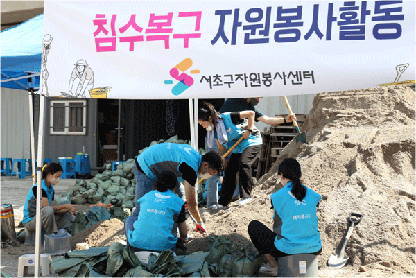 SPC그룹 임직원들이 지난 12일 서울 서초구 반포종합운동장에서 하천 범람 방지를 위한 모래주머니를 만들고 있다. (사진=SPC그룹)