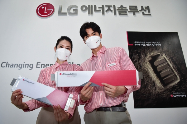 LG에너지솔루션 전시회 관계자들이 '인터배터리 2021'에서 파우치형 배터리인 롱셀(Long cell) 제품을 선보이고 있다. (사진=LG에너지솔루션)