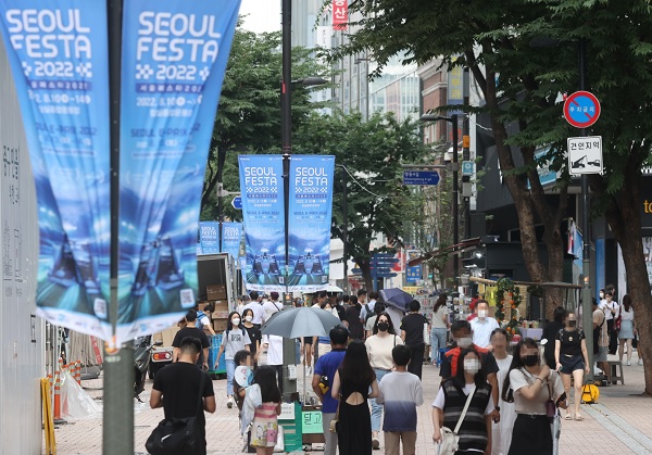 서울 명동거리에서 사람들이 쇼핑을 즐기고 있다. (사진=연합뉴스)