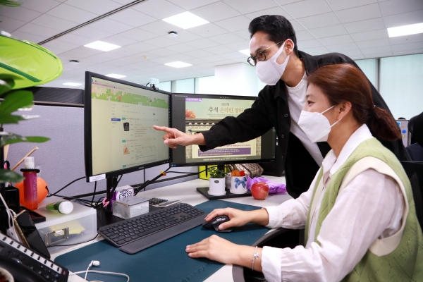 삼성 직원들이 추석 맞이 온라인 장터에서 상품을 구입하는 모습. (사진=이서영 기자)